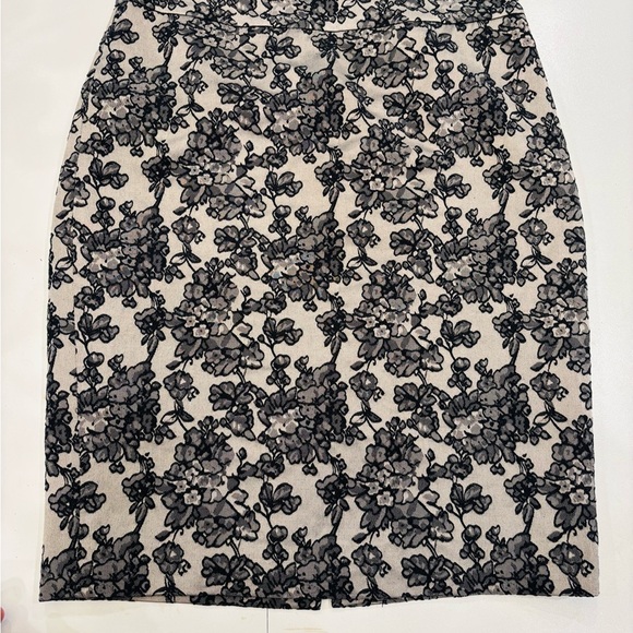 Ann Taylor Dresses & Skirts - Ann Taylor Black and Cream Floral Pencil Skirt size 4 mint condition